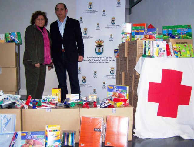 Servicios Sociales y Cruz Roja se unen para entregar material escolar a más de 350 niños de Águilas - 1, Foto 1