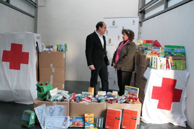 Cruz Roja de Águilas y la Concejalía de Servicios Sociales del Ayuntamiento  se unen para entregar material escolar a más 350 niños - 1, Foto 1
