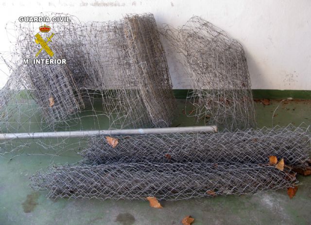 La Guardia Civil detiene in fraganti a cuatro personas por sustraer el vallado de seguridad de la autovía AP-7 - 1, Foto 1