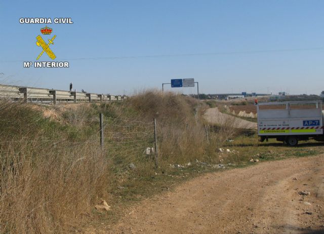 La Guardia Civil detiene in fraganti a cuatro personas por sustraer el vallado de seguridad de la autovía AP-7 - 2, Foto 2