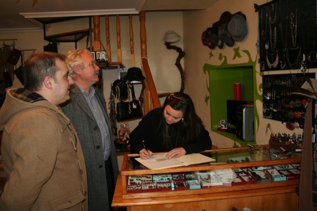 El Ayuntamiento entrega una subvención a un nuevo comercio en el casco antiguo - 1, Foto 1