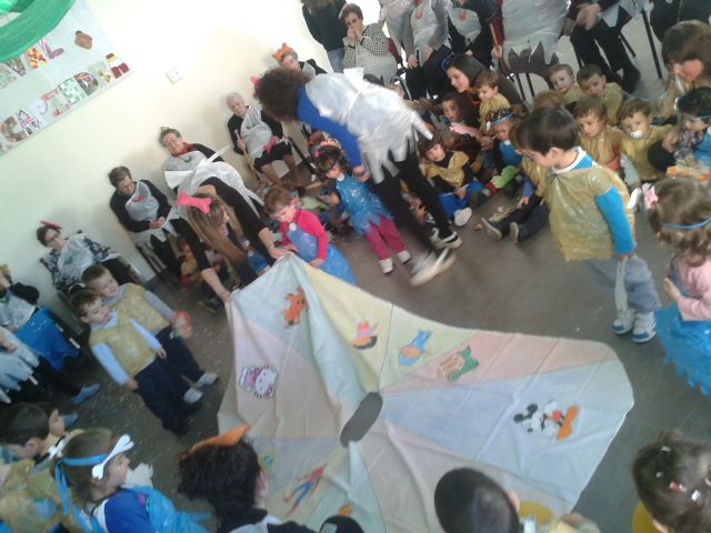 El Centro de Día de Mayores se une a la Escuela Infantil Los Cerezos para celebrar el Carnaval - 1, Foto 1