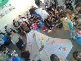 El Centro de Da de Mayores se une a la Escuela Infantil 'Los Cerezos' para celebrar el Carnaval