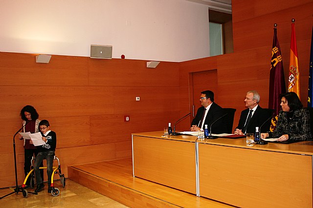 Valcárcel anima a las asociaciones de Enfermedades Raras a trabajar con las instituciones para avanzar en investigación - 3, Foto 3