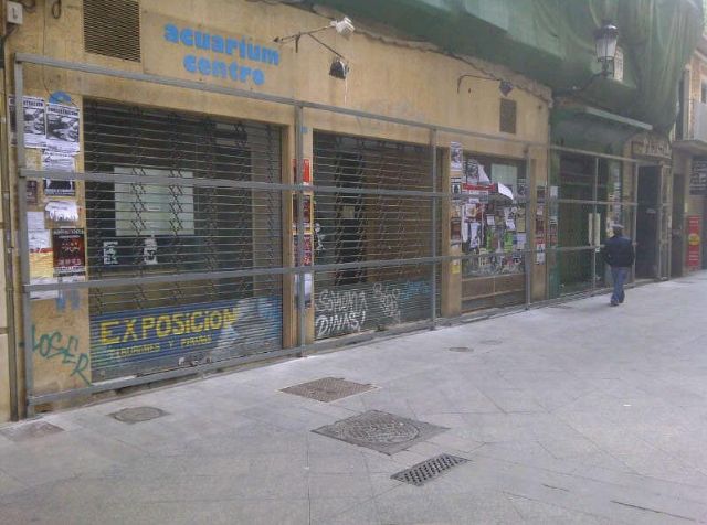 Comienza la instalación de los paneles que cubrirán con imágenes emblemáticas los bajos en desuso del centro histórico - 1, Foto 1