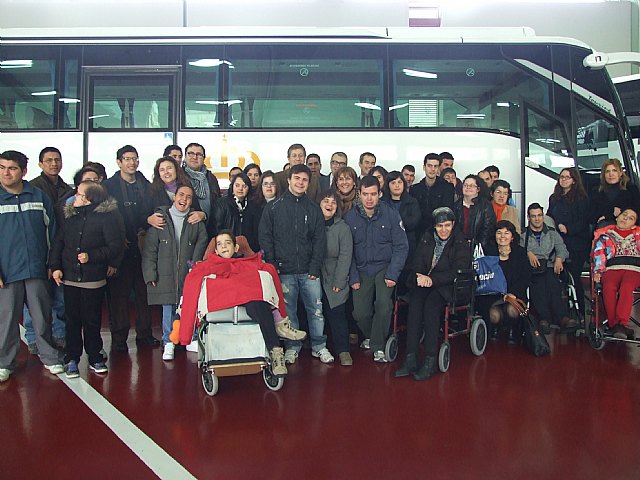 La Comunidad pone a disposición de las organizaciones de personas con discapacidad los autobuses adaptados del Parque Móvil - 1, Foto 1