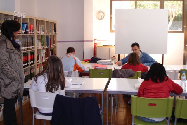 Se interesan por el desarrollo del proyecto de refuerzo educativo en Totana - 1, Foto 1