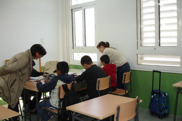 Se interesan por el desarrollo del proyecto de refuerzo educativo en Totana, Foto 2