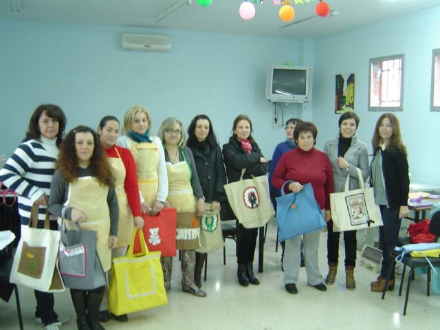 El Ayuntamiento imparte un curso de costura a mujeres en situación de desempleo - 1, Foto 1