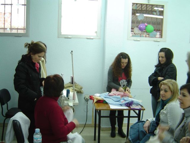 El Ayuntamiento imparte un curso de costura a mujeres en situación de desempleo - 2, Foto 2
