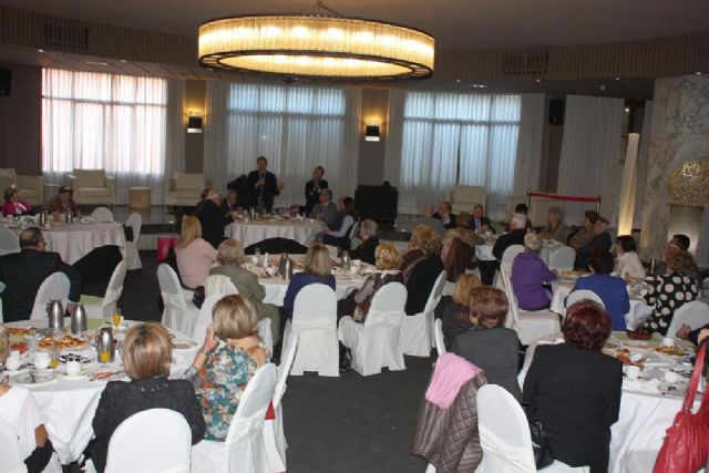 Las 32 candidatas a Reina de los Mayores 2013 inician la jornada de convivencia con el tradicional desayuno junto al Alcalde - 2, Foto 2