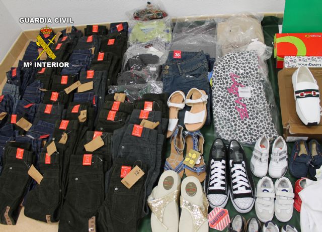 Desarticulada una red dedicada a la clonación de tarjetas bancarias y compra de artículos de lujo en Internet - 1, Foto 1