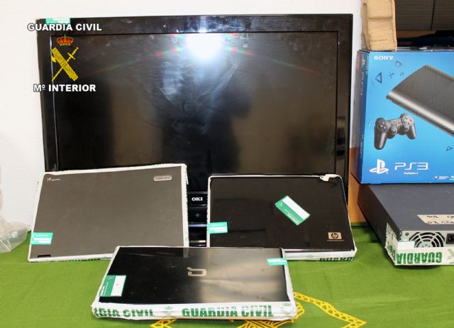 Desarticulada una red dedicada a la clonación de tarjetas bancarias y compra de artículos de lujo en Internet - 3, Foto 3