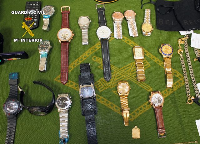 Desarticulada una red dedicada a la clonación de tarjetas bancarias y compra de artículos de lujo en Internet - 4, Foto 4