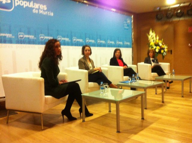 El Aula de Cultura de CajaMurcia acogió el acto del PP de la Región de Murcia al que asistieron vecinos de toda la Región de Murcia y colectivos femeninos de Lorca - 2, Foto 2