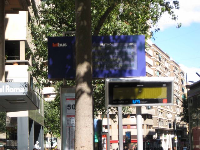 La Plataforma Ciudadanos por el Transporte Público considera penosa la doble instalación de paneles informativos en las paradas - 2, Foto 2