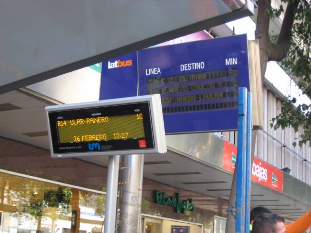 La Plataforma Ciudadanos por el Transporte Público considera penosa la doble instalación de paneles informativos en las paradas - 3, Foto 3
