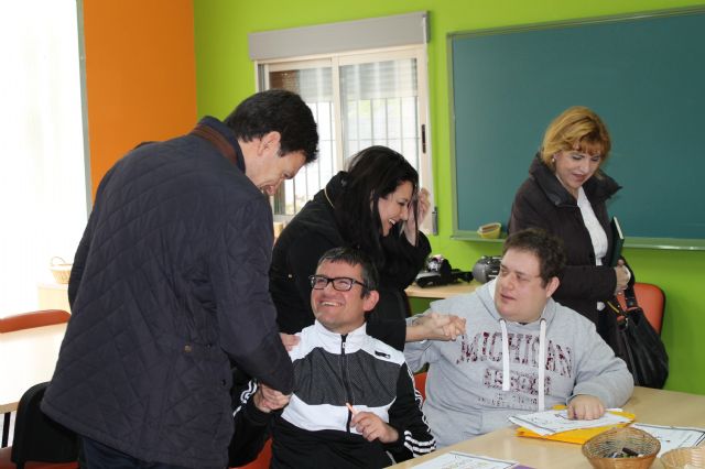 Representantes de la Comisin Especial de Discapacidad de la Asamblea Regional visitan los centros de da del municipio, Foto 2