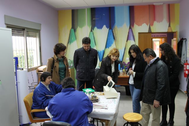 Representantes de la Comisin Especial de Discapacidad de la Asamblea Regional visitan los centros de da del municipio, Foto 3