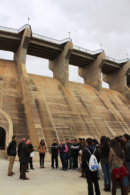 Los futuros ingenieros de la Universidad de Castilla-La Mancha visitan las infraestructuras de la CHS, Foto 1