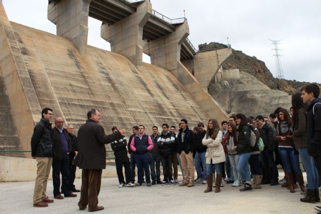Los futuros ingenieros de la Universidad de Castilla-La Mancha visitan las infraestructuras de la CHS, Foto 2