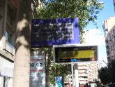 La Plataforma Ciudadanos por el Transporte Público considera penosa la doble instalación de paneles informativos en las paradas