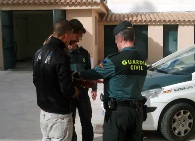 La Guardia Civil detiene a dos personas por el robo en un desguace de Alhama de Murcia, Foto 2