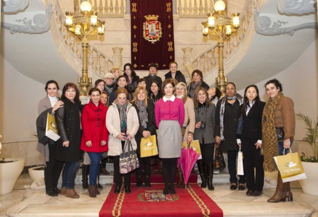 Recepción a los acompañantes de los agregados de Defensa de las embajadas extranjeras en el Palacio Consistorial - 1, Foto 1