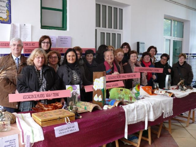 Las asociaciones de mujeres exponen sus trabajos en el Mercado Central - 1, Foto 1