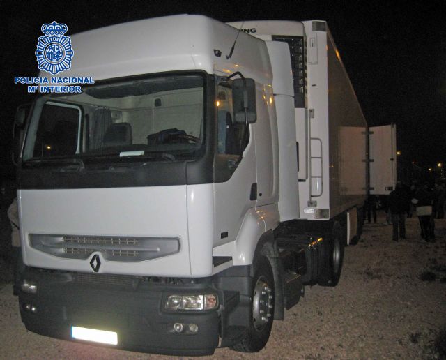 La Policía Nacional intercepta un tráiler frigorífico cargado con 340 kilos de hachís ocultos bajo el suelo del remolque - 1, Foto 1