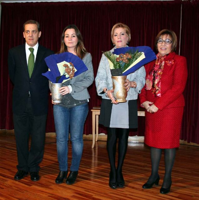 El alcalde entregó los premios del área de la Mujer a la Asoc. de Amas de Casa, a nivel institucional y a dña. Teresa Ramos, a título póstumo, a nivel individual - 1, Foto 1
