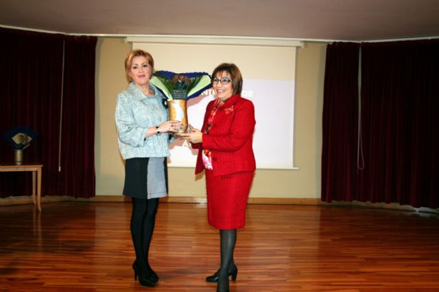 El alcalde entregó los premios del área de la Mujer a la Asoc. de Amas de Casa, a nivel institucional y a dña. Teresa Ramos, a título póstumo, a nivel individual - 2, Foto 2