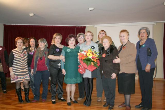 El alcalde entregó los premios del área de la Mujer a la Asoc. de Amas de Casa, a nivel institucional y a dña. Teresa Ramos, a título póstumo, a nivel individual - 4, Foto 4