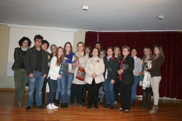 El alcalde entregó los premios del área de la Mujer a la Asoc. de Amas de Casa, a nivel institucional y a dña. Teresa Ramos, a título póstumo, a nivel individual - 5, Foto 5