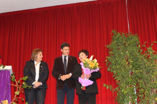 Mara Snchez, recibe de manos del alcalde el broche que la distingue como Premio Violeta 2013, Foto 3