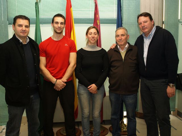 Foto, de izquierda a derecha, concejal de Deportes, Ramón López, Ana Belén Alarcón, Teodoro Campillo y alcalde, Foto 1