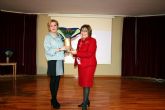 El alcalde entregó los premios del área de la Mujer a la Asoc. de Amas de Casa, a nivel institucional y a dña. Teresa Ramos, a título póstumo, a nivel individual