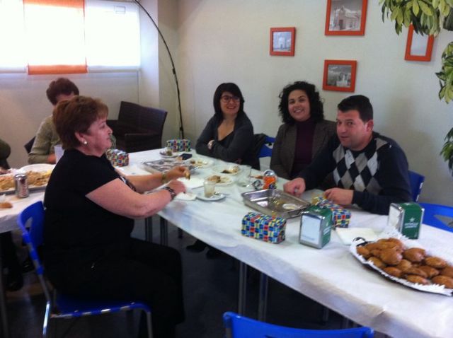 City officials visiting a traditional snack of homemade desserts made by the Association of Amas and Householders "Same-da" of the Paretn-Cantareros, Foto 1