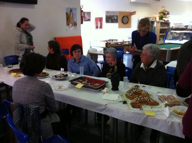 City officials visiting a traditional snack of homemade desserts made by the Association of Amas and Householders "Same-da" of the Paretn-Cantareros, Foto 2