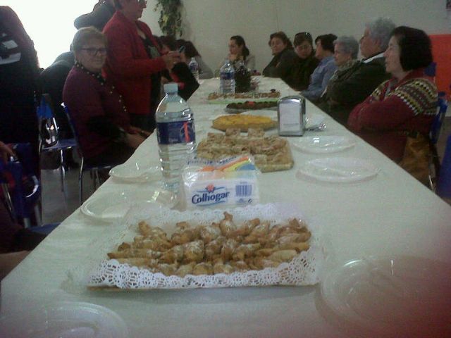 City officials visiting a traditional snack of homemade desserts made by the Association of Amas and Householders "Same-da" of the Paretn-Cantareros, Foto 3