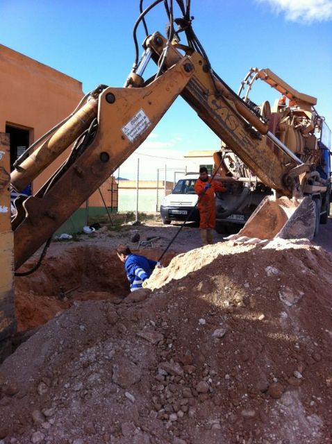 El Servicio Municipal de Aguas informa de que siguen trabajando en la rotura del depósito de la pedanía de El Raiguero, Foto 2