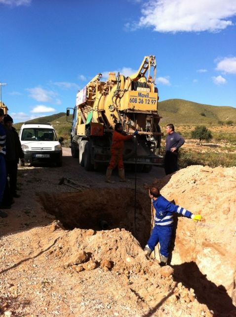 El Servicio Municipal de Aguas informa de que siguen trabajando en la rotura del depósito de la pedanía de El Raiguero, Foto 3