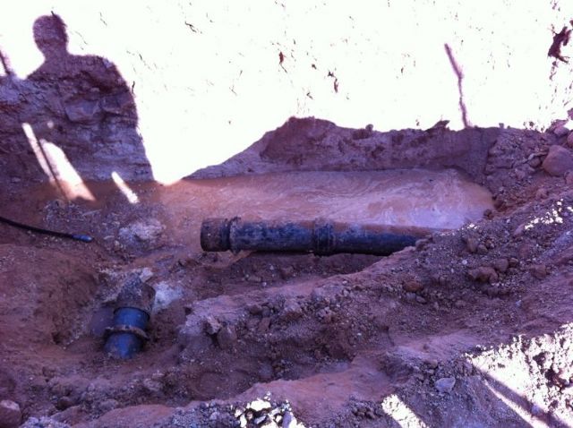 El Servicio Municipal de Aguas informa de que siguen trabajando en la rotura del depósito de la pedanía de El Raiguero, Foto 5
