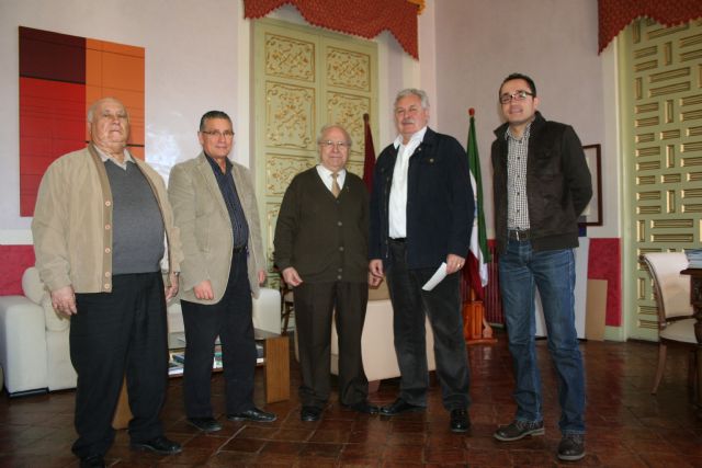El Ayuntamiento entrega a la Junta Central de Cofradías de Semana Santa una subvención de 13.000 euros - 2, Foto 2