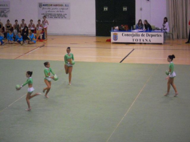Más de cien deportistas participan en el interescuelas de gimnasia rítimca, Foto 6