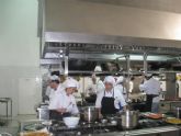Alumnos de cocina y servicio de restaurante del Programa de Formacin Ocupacional municipal han servido comidas a los ms de 200 participantes en el Festival IBAFF
