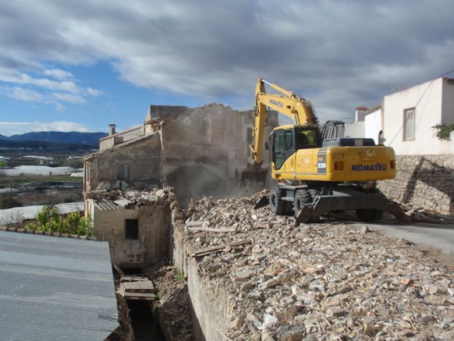 El Ayuntamiento derriba unas casas ruinosas en Canara para eliminar un punto negro en la B-20 - 1, Foto 1