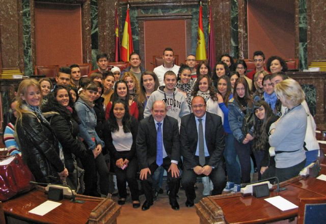 Alumnos de los ciclos formativos de Administración del Instituto Rambla de Nogalte de Puerto Lumbreras conocen el funcionamiento de la  Asamblea Regional - 1, Foto 1