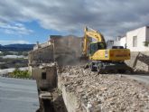 El Ayuntamiento derriba unas casas ruinosas en Canara para eliminar un punto negro en la B-20