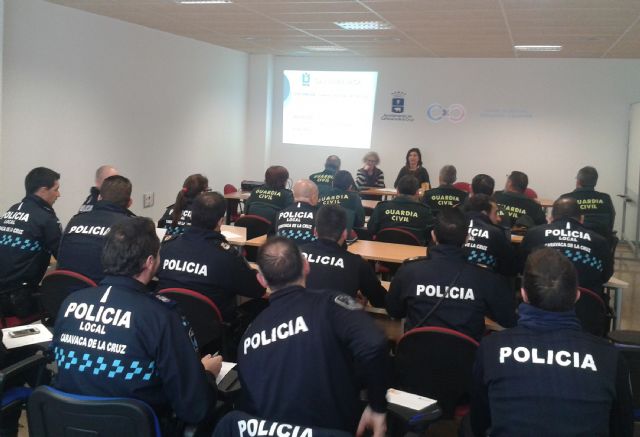El CAVI de Caravaca imparte talleres dirigidos a los agentes de la Policía y Guardia Civil - 1, Foto 1